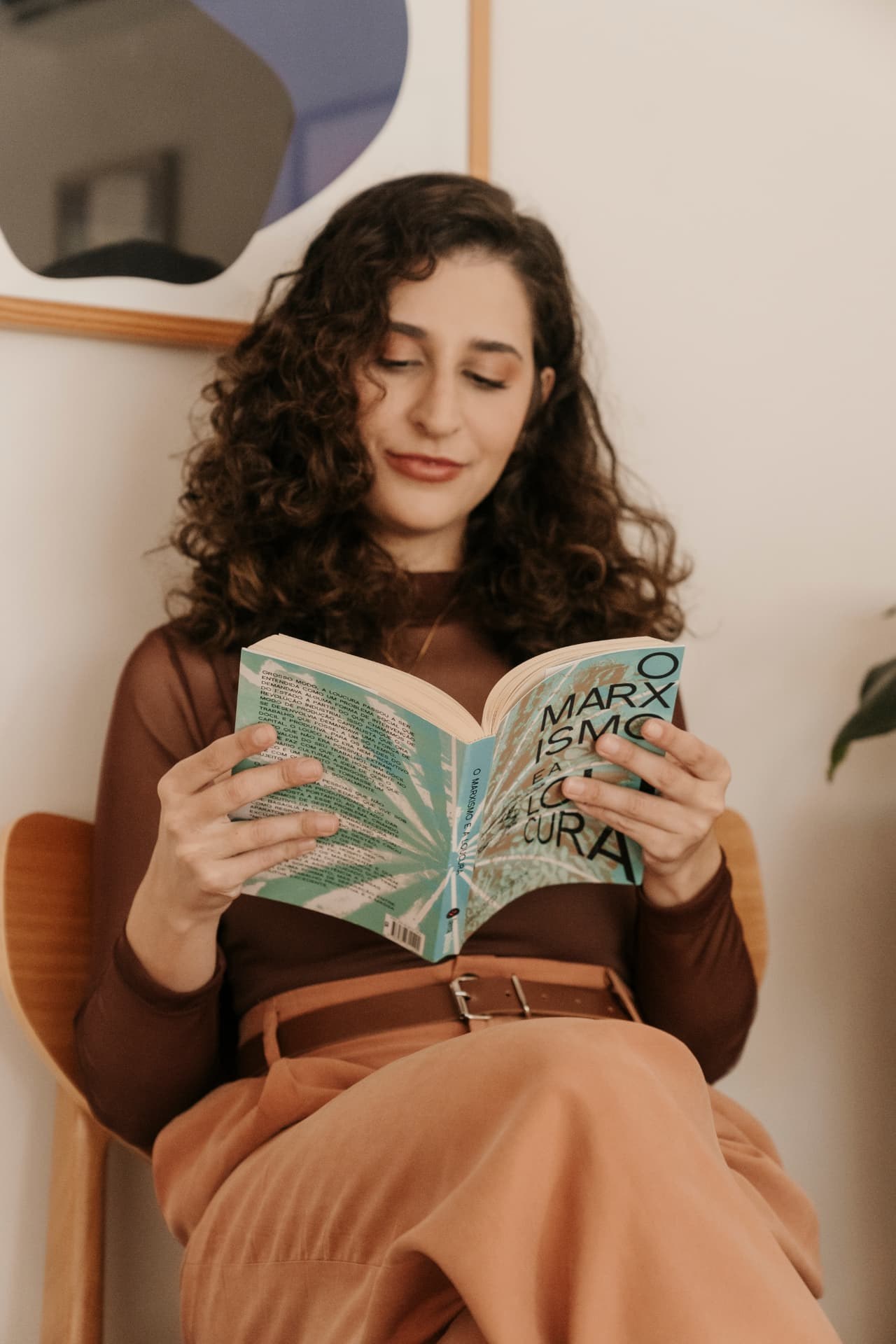 Graziella Casteluci lendo em seu consultório