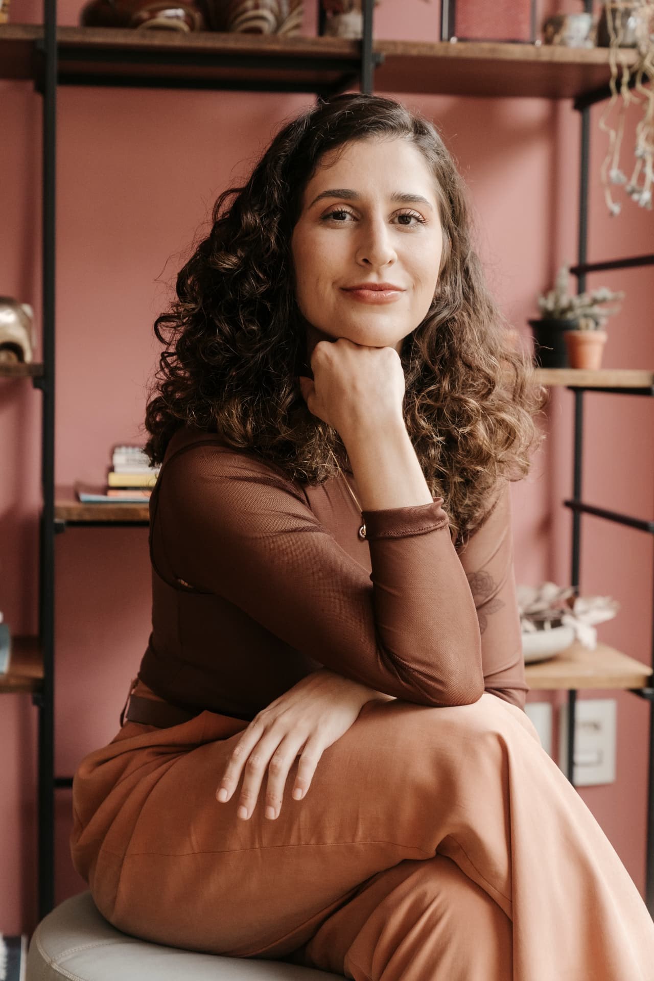Graziella Casteluci em um retrato no consultório