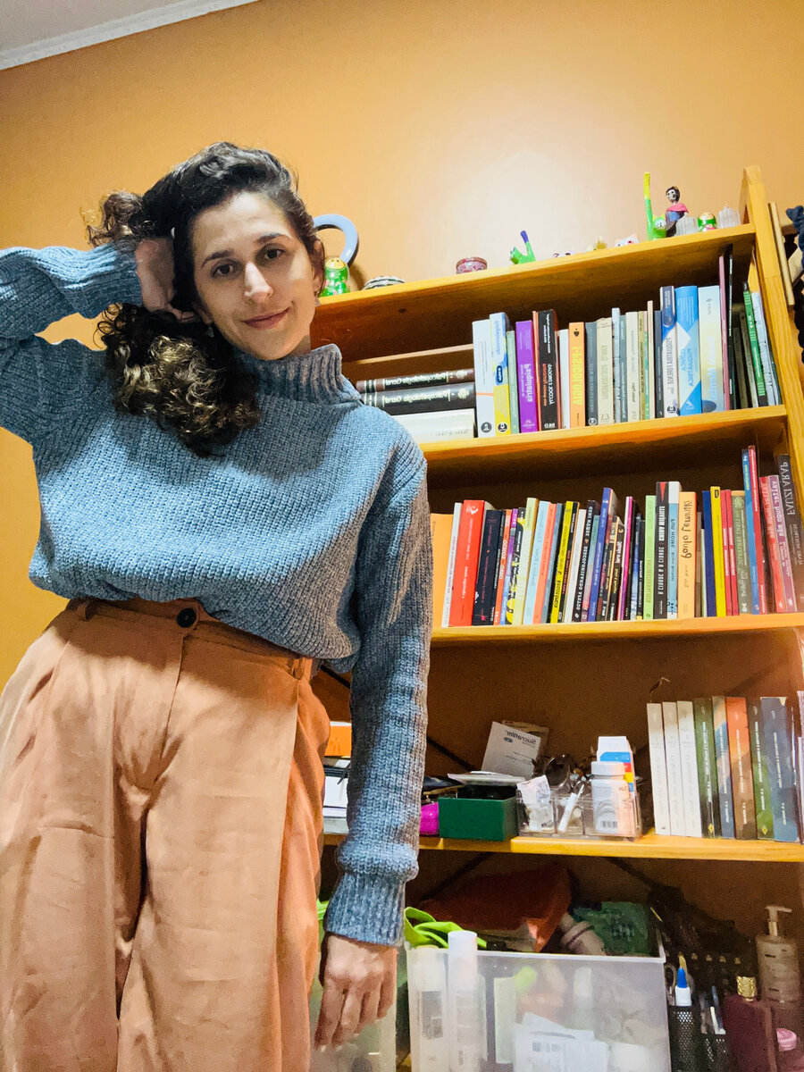 Dra. Graziella Casteluci, médica psiquiatra, em ambiente de atendimento